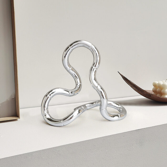 Moderne abstrakte silberne Twist-Link-Kette, gewellte Tischdekor, Dekokunst